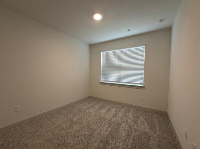Building Photo - 3001 Egan Dr