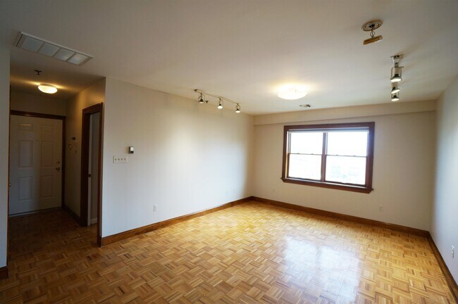 Building Photo - 84 Bloomfield St