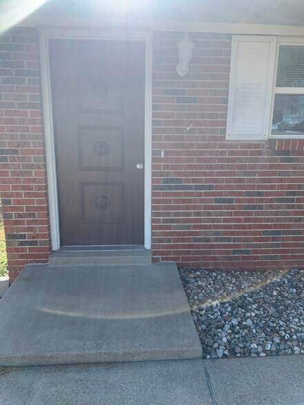 Primary Photo - 150 E Back St