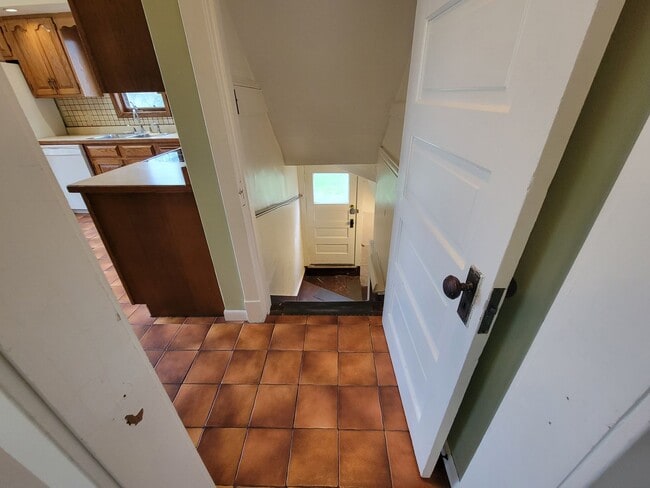 Building Photo - AVAILABLE JUNE - 3 BED 1 BATH NEAR CAMPUS