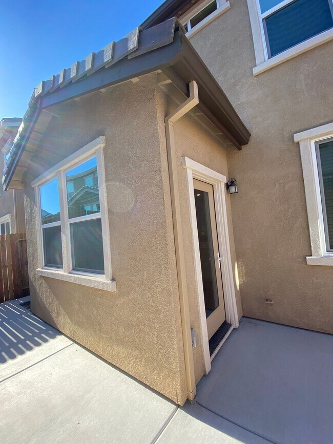 Building Photo - Beautiful 3 Bedroom Enclave at Folsom Ranch Home!