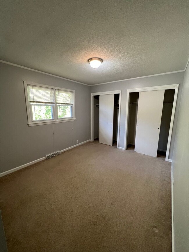 Building Photo - 4 Bed 3 Bath Large lot by Milford lake. Al...