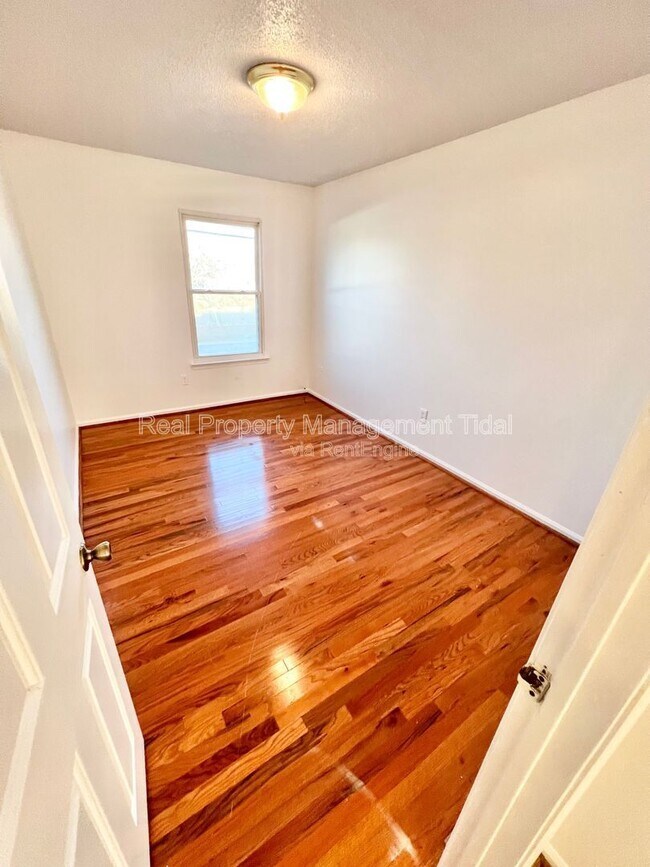 Building Photo - 320 Fairfax Terrace