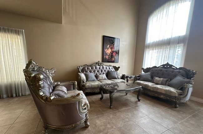 Building Photo - Spacious 5-bedroom, 3-bathroom short-term ...