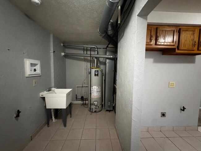 Building Photo - Charming 2-Bedroom Property in Prime Location
