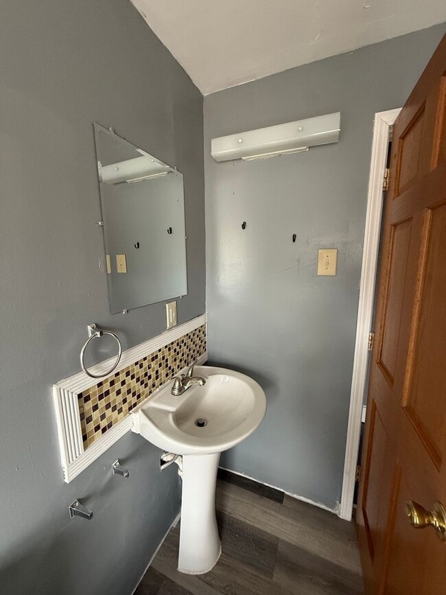 Building Photo - Spacious 2 bedroom home