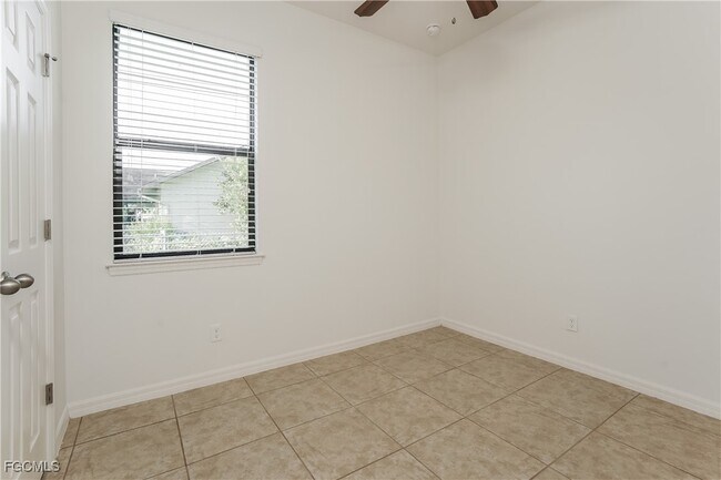 Building Photo - 945 SW 6th Pl