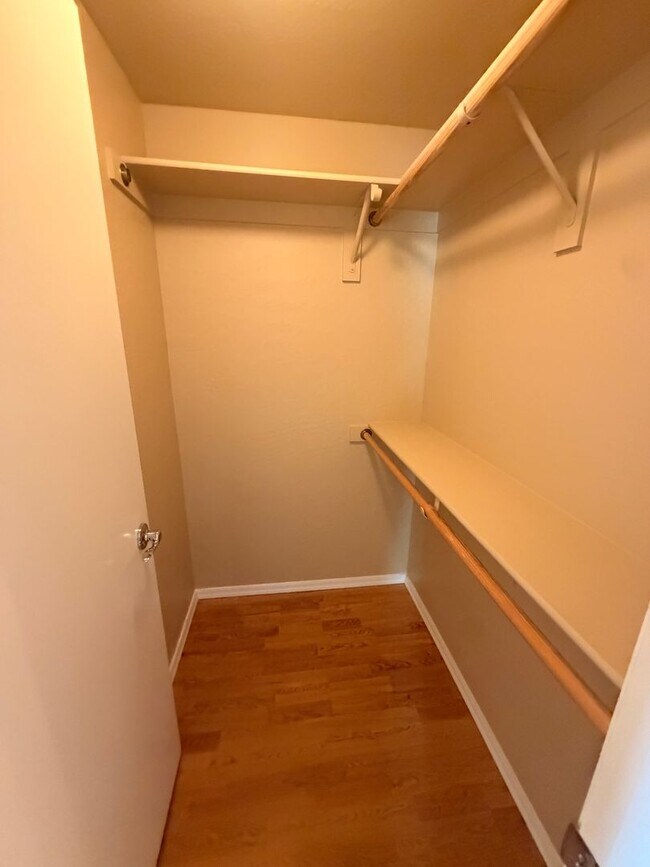 Building Photo - End Unit 2 bed/2.5 bath Town Home Ready 4 Move In!