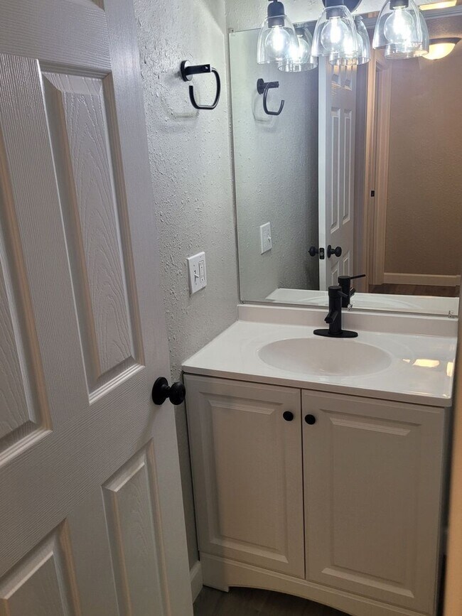 Building Photo - Renovated 2 Bedroom Apartment in Lake Ozark