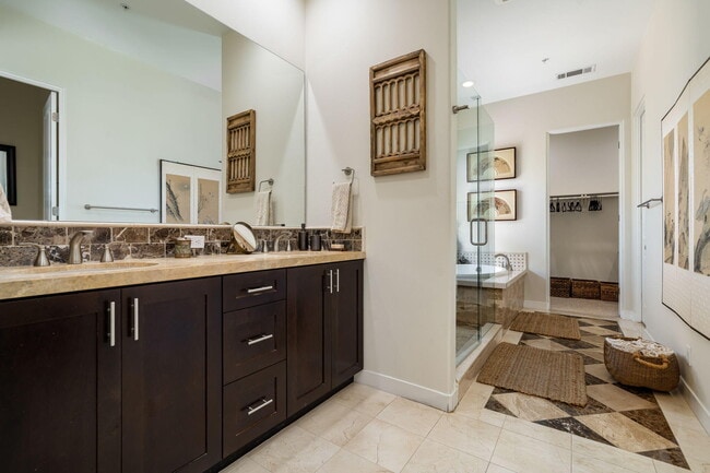 Building Photo - 53385 Avenida Mendoza