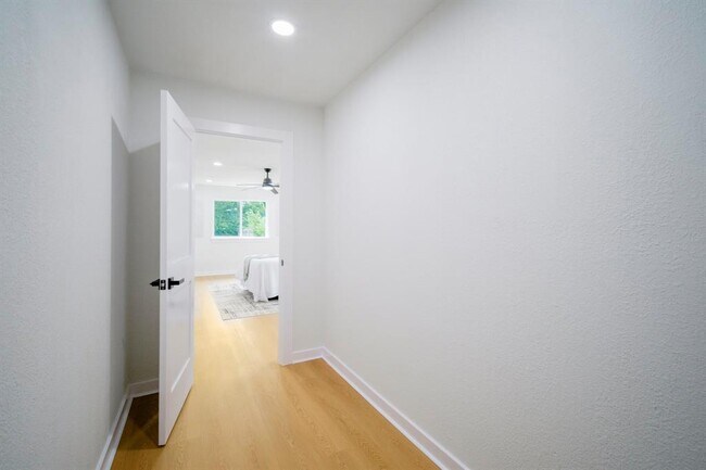 Building Photo - 10219 Rutland Village W