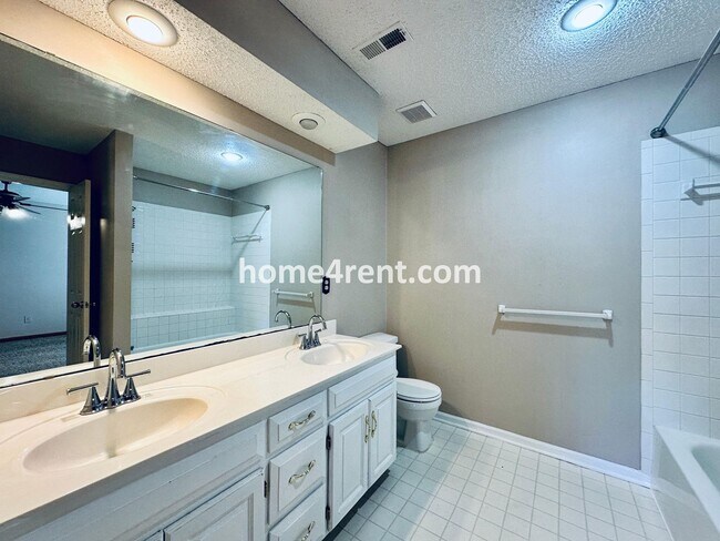 Building Photo - Beautiful, Spacious Home w/ Open Floor Pla...