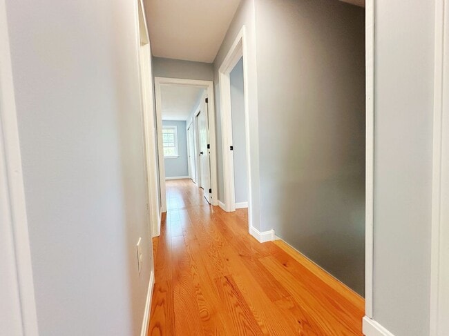 Building Photo - 10 Friar Tuck Ln