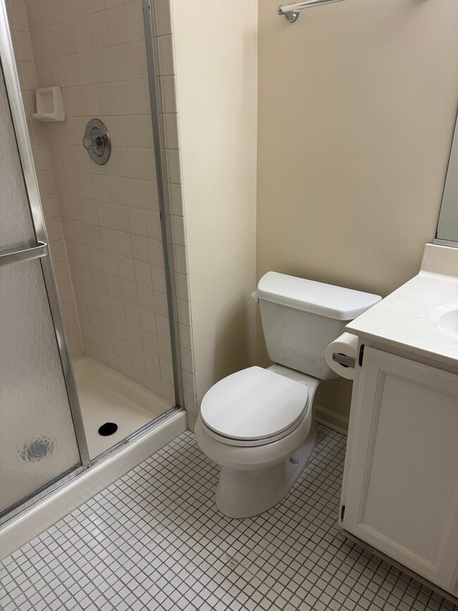 Building Photo - 827 Shoreline Rd