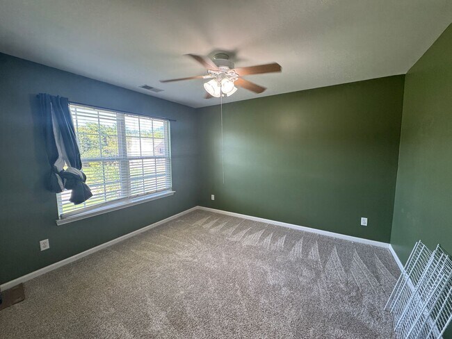 Building Photo - Large 3 bed 2.5 bath home in Murfreesboro with large fenced in yard backed up to green space