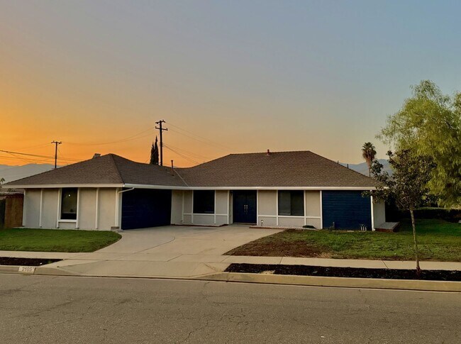 Building Photo - 2105 E Petunia St