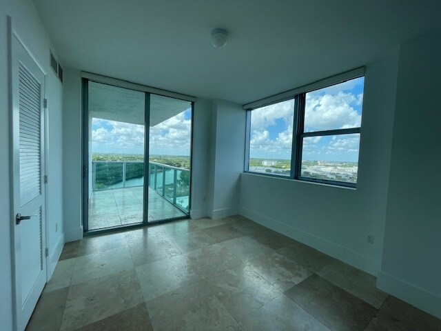 Building Photo - 2681 N Flamingo Rd