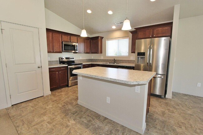 Building Photo - Immaculate Single-Level Home
