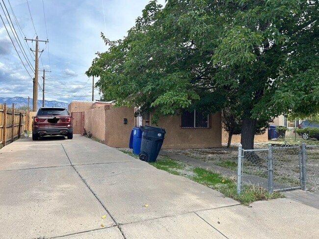 Building Photo - 2534 Cagua Dr NE