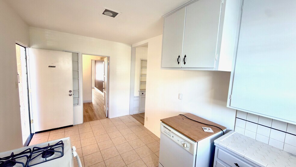 Building Photo - 1700 Don Carlos Ave