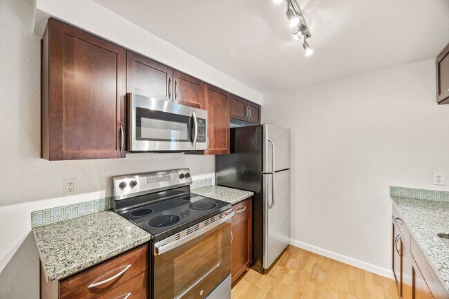 Building Photo - Location, Location!! 2-bedroom Condo in Ma...