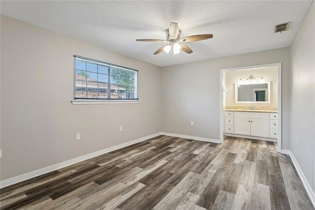Building Photo - 406 Pine Shadows Dr