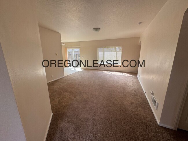 Building Photo - 3 bedroom North Eugene home with full size...