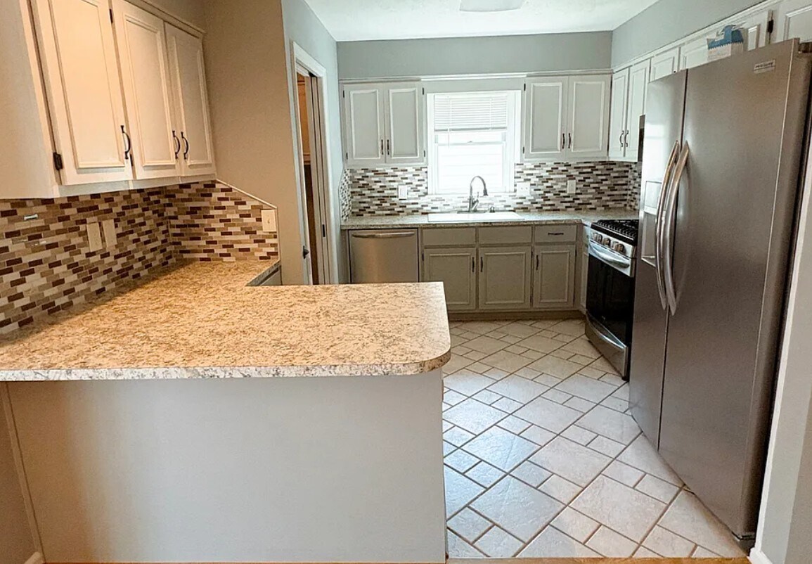 Building Photo - 2251 Birchwood Dr