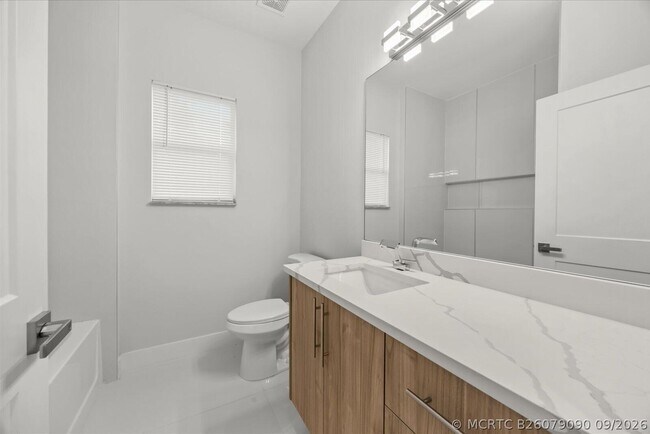 Building Photo - 419 SW Namoit Pl