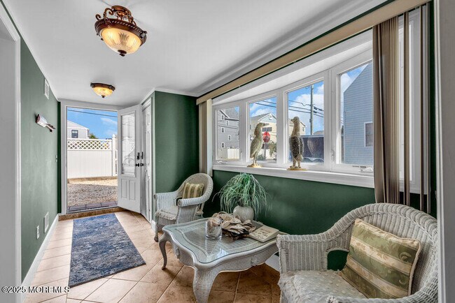 Building Photo - 102 W Colony Rd