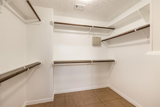 Building Photo - 10459 Parkside Dr