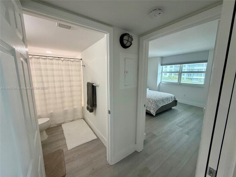 Building Photo - 1155 Brickell Bay Dr