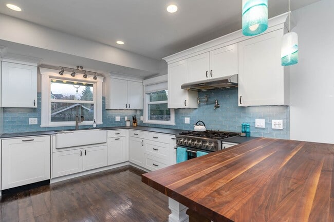 Building Photo - 4bd/3ba Seattle Home