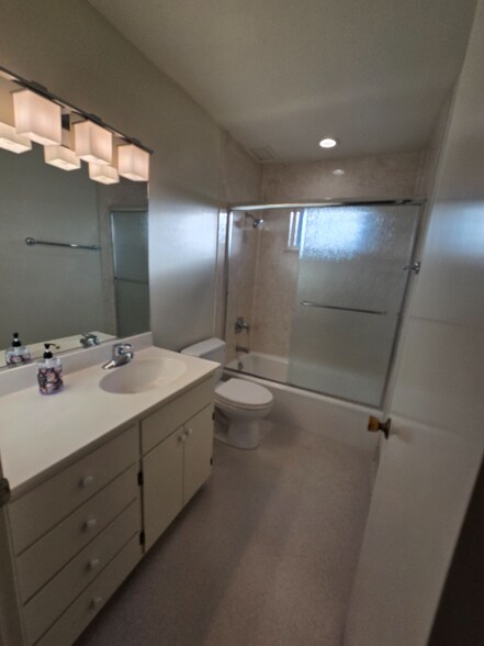 Building Photo - 1751 Ross Cir