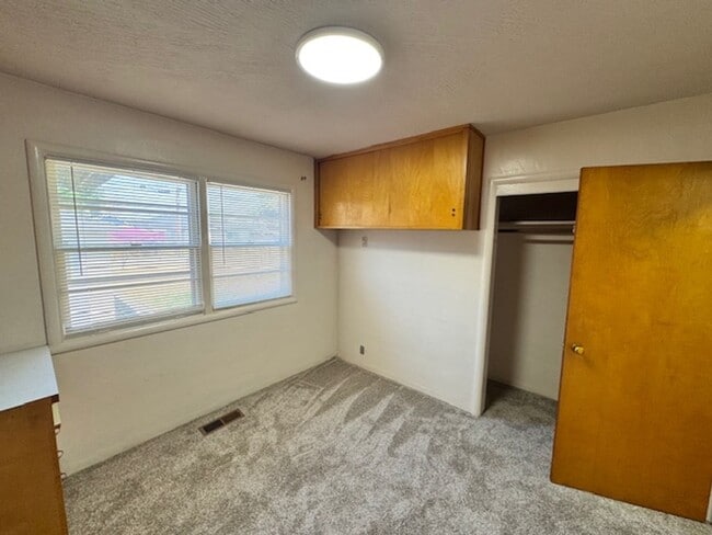 Building Photo - SINGLE LEVEL, 3 BEDROOM HOME WITH DETACHED...