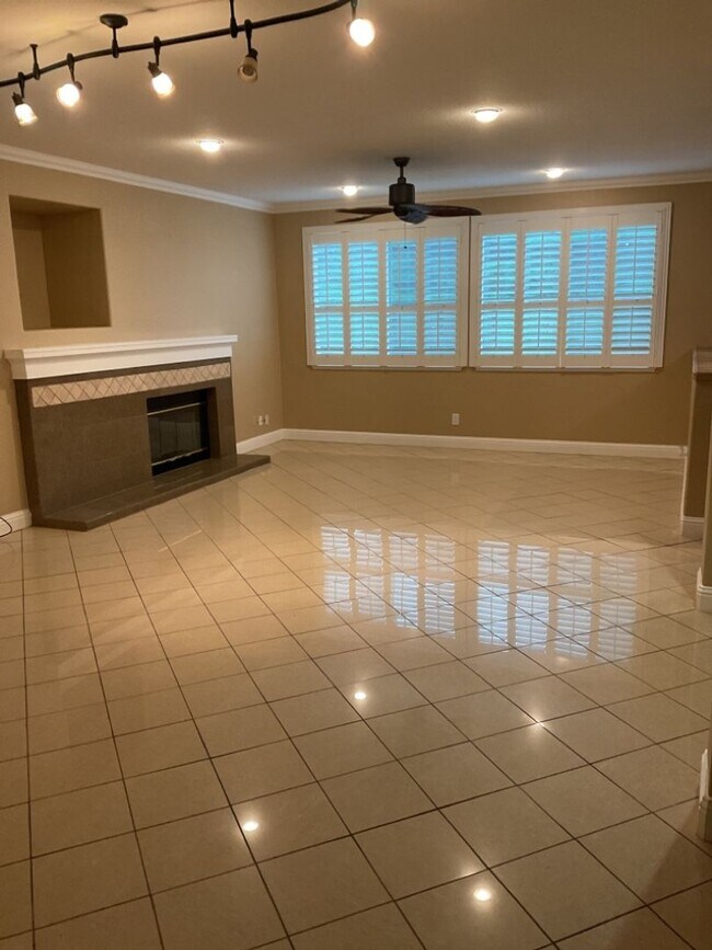 Building Photo - Gorgeous Home in Gated Community