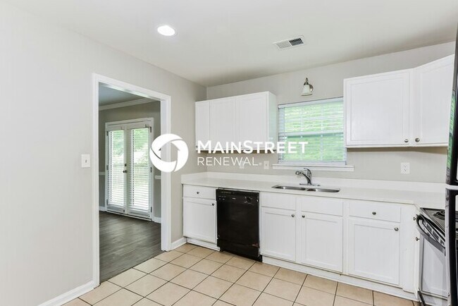 Building Photo - 3 Bedroom Pet-Friendly Home in Lithonia, GA with Main Street Renewal