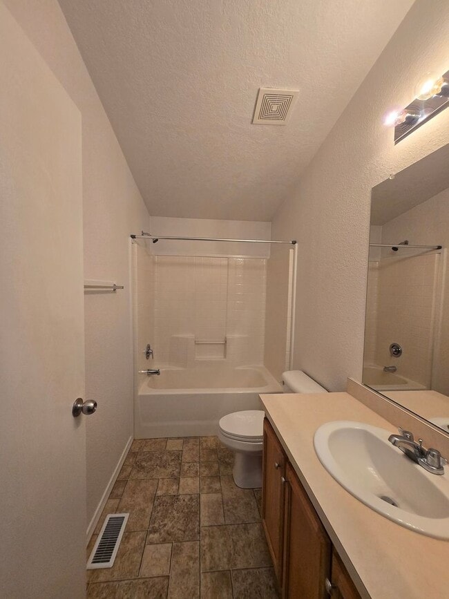 Building Photo - 4 Bedroom 2 Bath