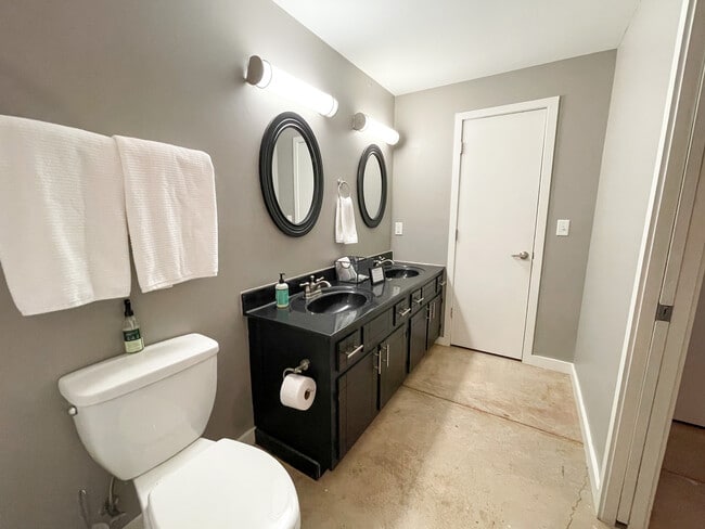 Building Photo - 225 S Main St