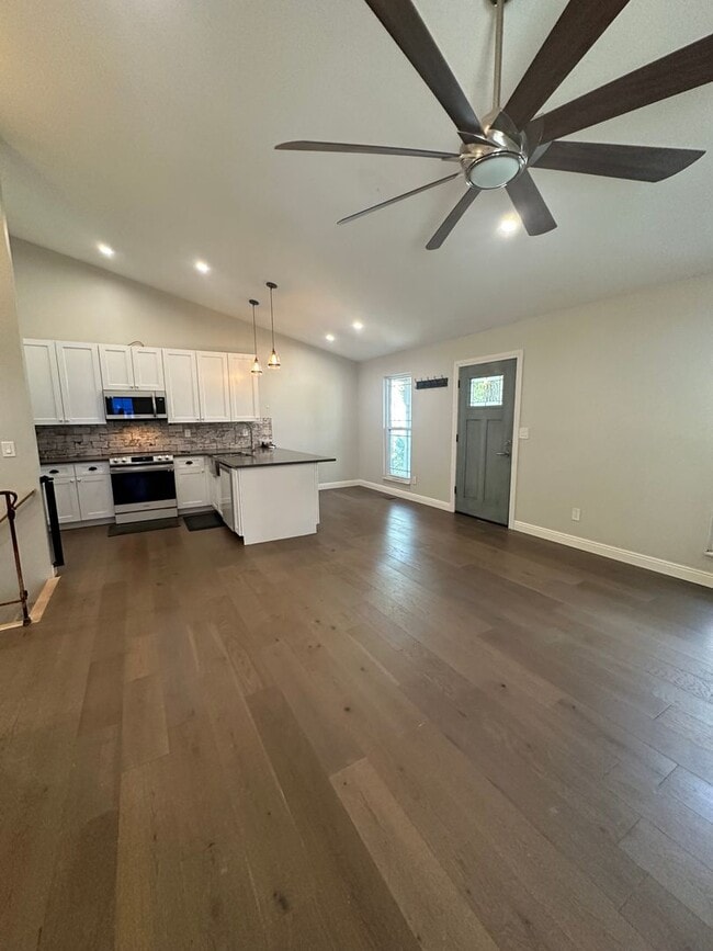 Building Photo - 3 Bed 2 Bath Remodeled Home for Rent!