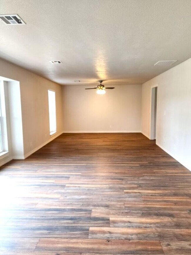 Building Photo - 4 Bed 2.5 Bath 2 Car Garage in Camelot Addition NW OKC