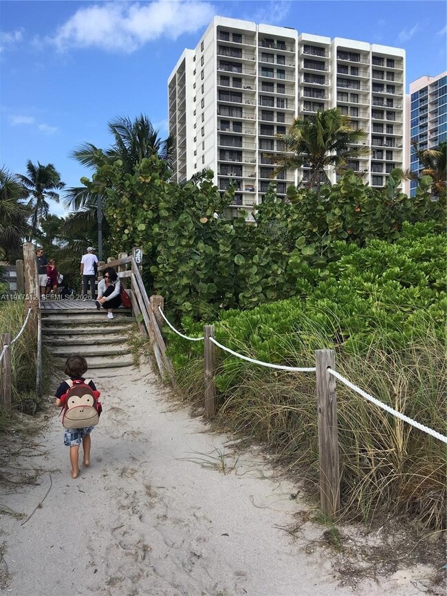 Building Photo - 2625 Collins Ave