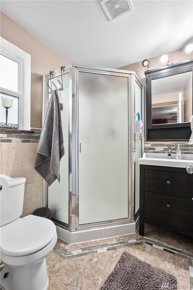 Building Photo - Beautiful 2 bed 2 bath house