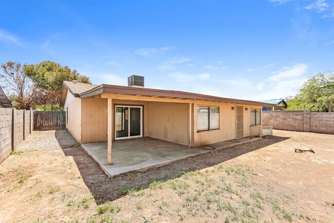 Building Photo - 9215 W Cortez Ave