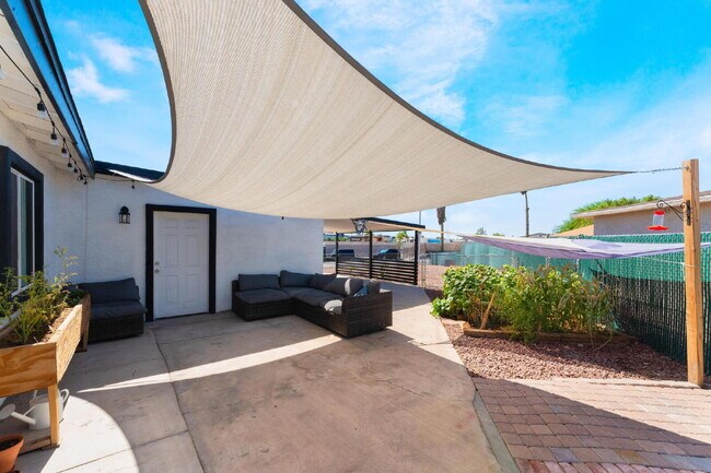 Building Photo - 2 Bedroom 1 bath Single Story Home on Large Lot with Solar and Water Purification