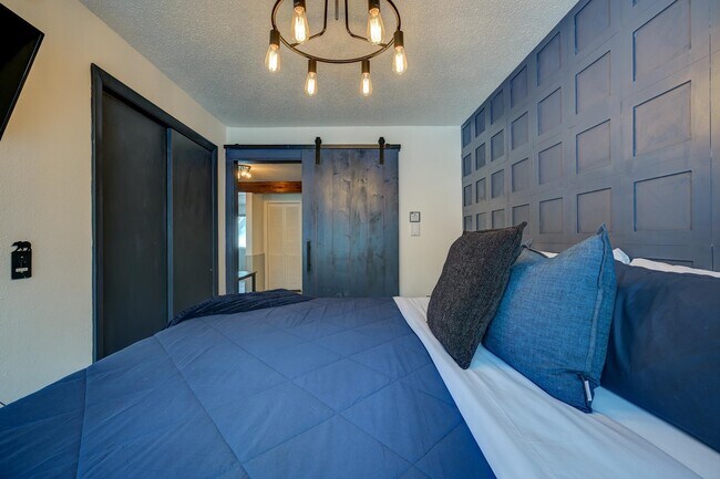 Building Photo - 46 Linderhof Golf Course Rd