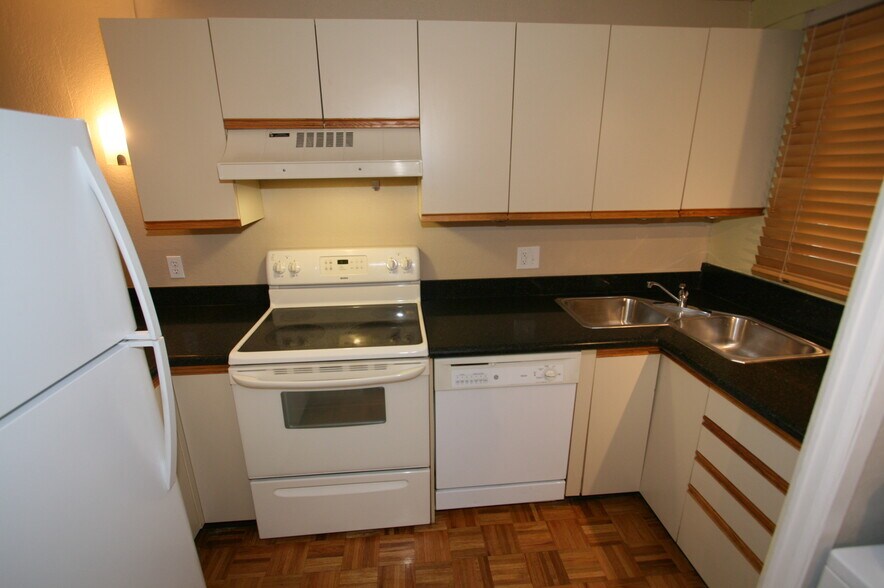Kitchen - 2201 Pearl St