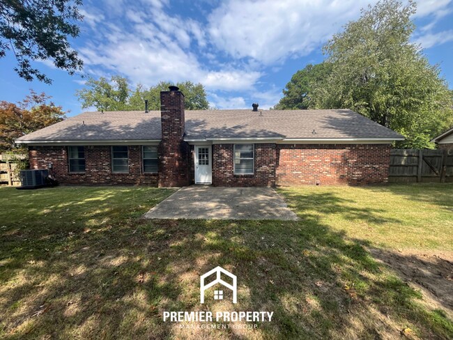 Building Photo - 5999 Pebblehill Dr