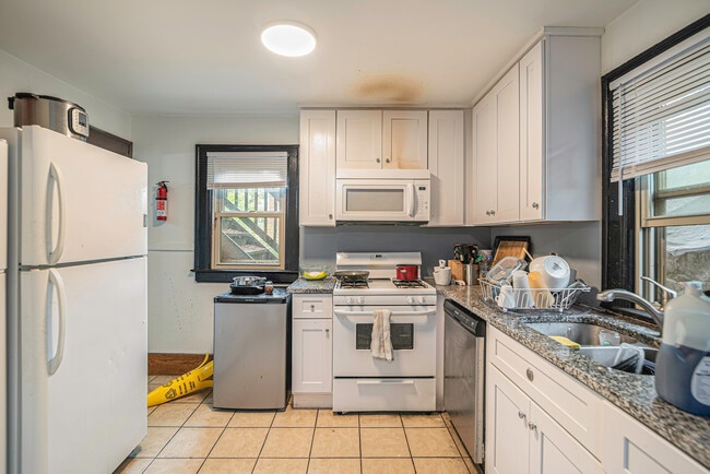 Building Photo - 335 Packard St