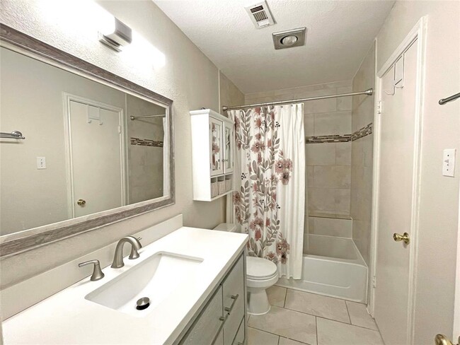 Building Photo - 2315 Claudia June Ave